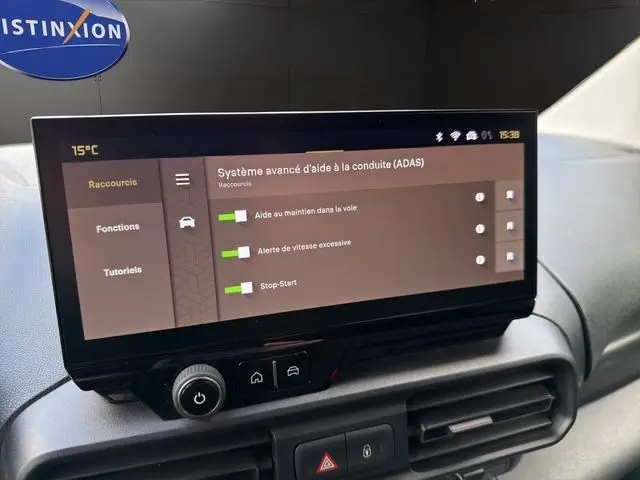 Vue intérieure du tableau de bord de la Citroën Berlingo 2025, écran tactile affichant les aides à la conduite.