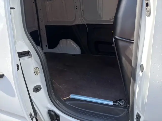 Vue intérieure côté droit du Citroën Berlingo blanc 2025, montrant l’espace de chargement vide du van utilitaire.