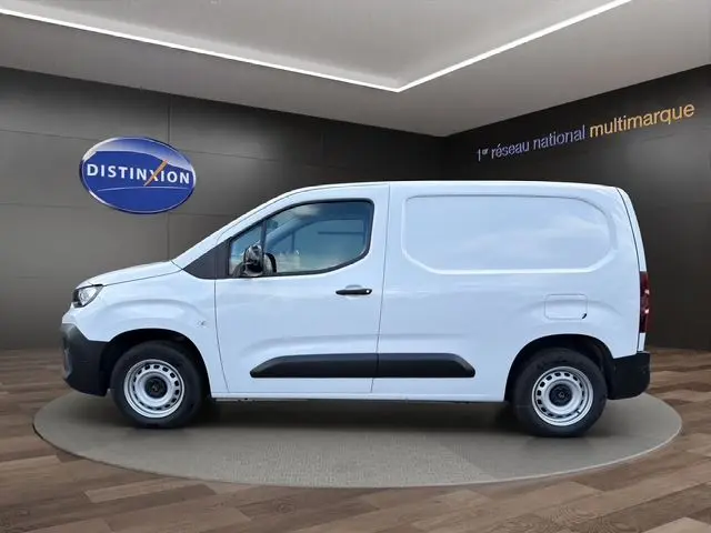 Vue de profil côté gauche d'un Citroën Berlingo blanc version Van M BlueHDi 2025 avec protections noires et jantes acier.