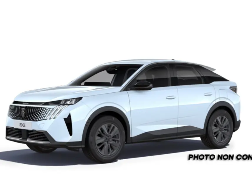 Peugeot 3008 blanc Okenite en 3/4 avant droit, avec calandre distinctive et jantes noires.