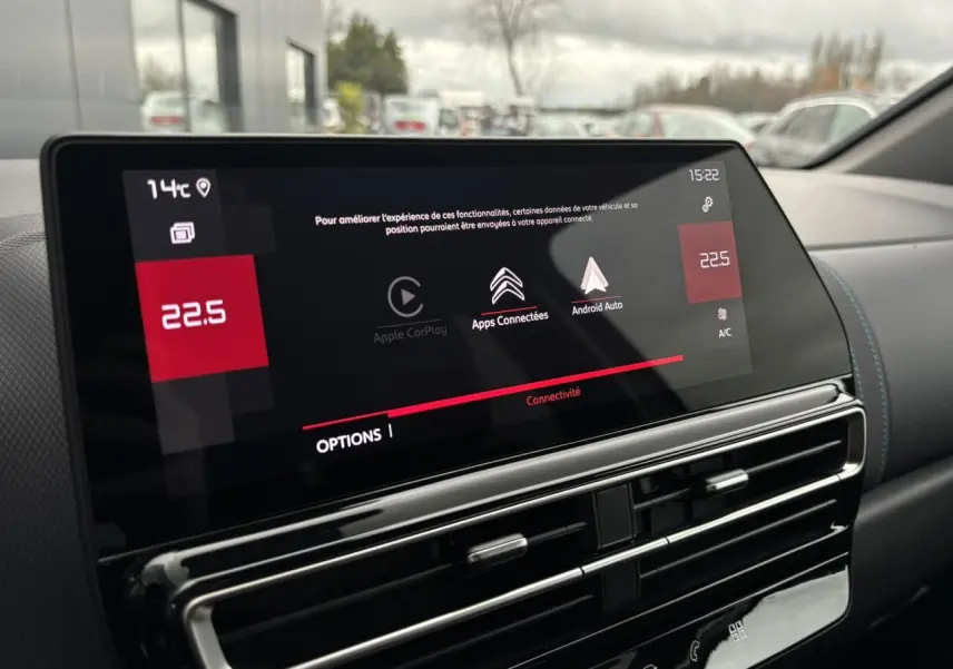 Écran tactile central du tableau de bord du Citroën C5 Aircross 2025 avec interface Apple CarPlay et Android Auto.