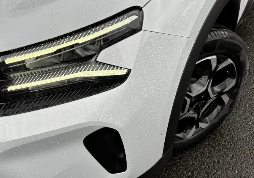Gros plan sur l'avant droit blanc Okénite du Citroën C5 Aircross 2025 avec phares LED et jante alliage bi-ton.