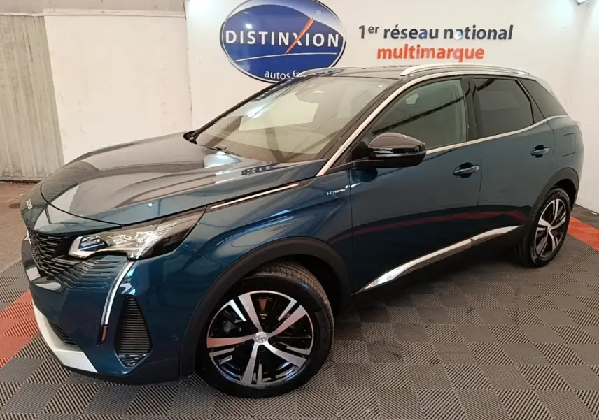 Peugeot 3008 hybride rechargeable bleu en 3/4 avant droit, avec jantes alliage et détails chromés visibles.