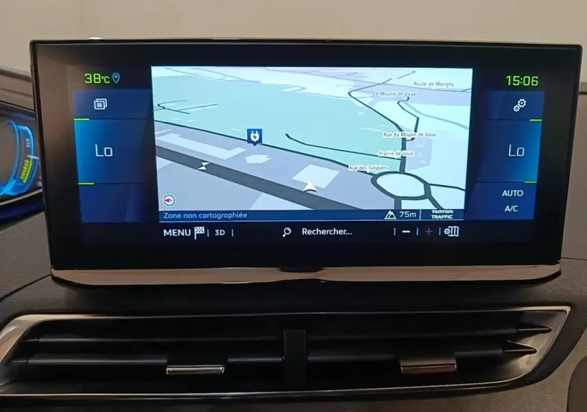 Écran tactile central du tableau de bord du Peugeot 3008 bleu, affichant la navigation GPS en mode 3D.