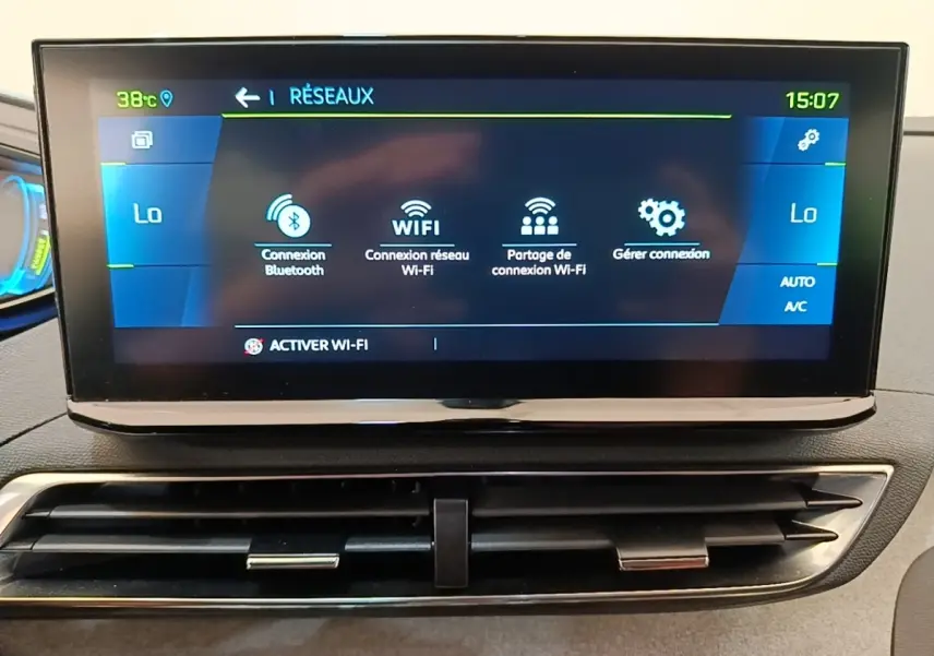 Écran tactile central du tableau de bord du Peugeot 3008 bleu, affichant les options de connexion Wi-Fi et Bluetooth.