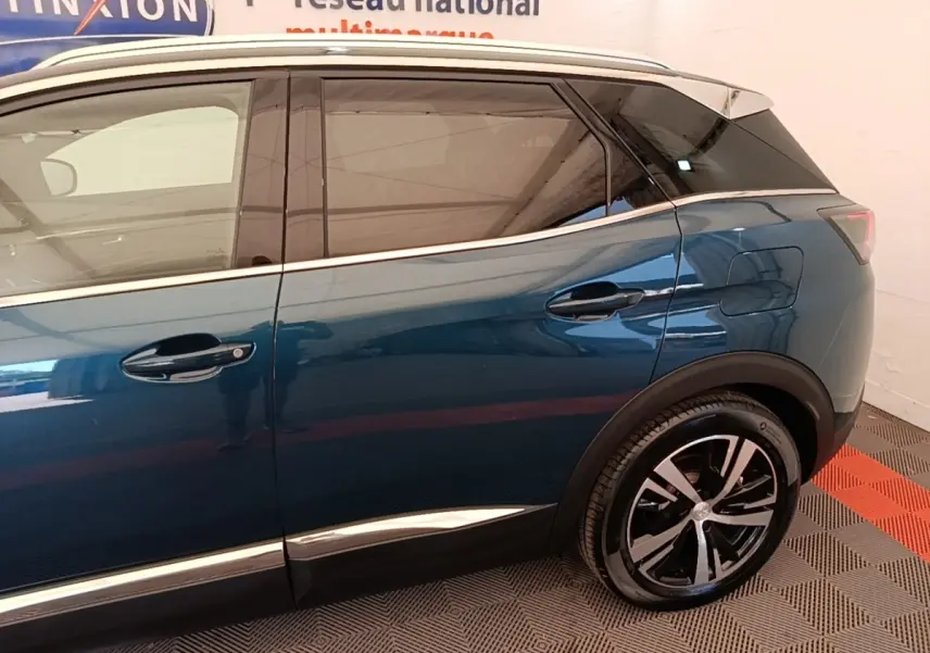 Vue latérale droite du Peugeot 3008 hybride rechargeable bleu avec jantes alliage et vitres teintées.