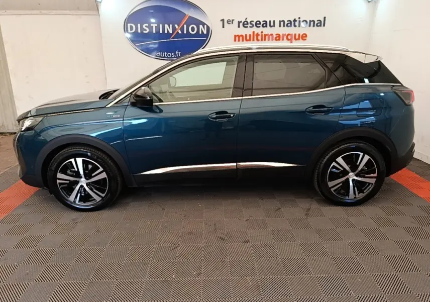 Vue latérale gauche du Peugeot 3008 hybride rechargeable bleu avec jantes alliage et toit noir contrasté.