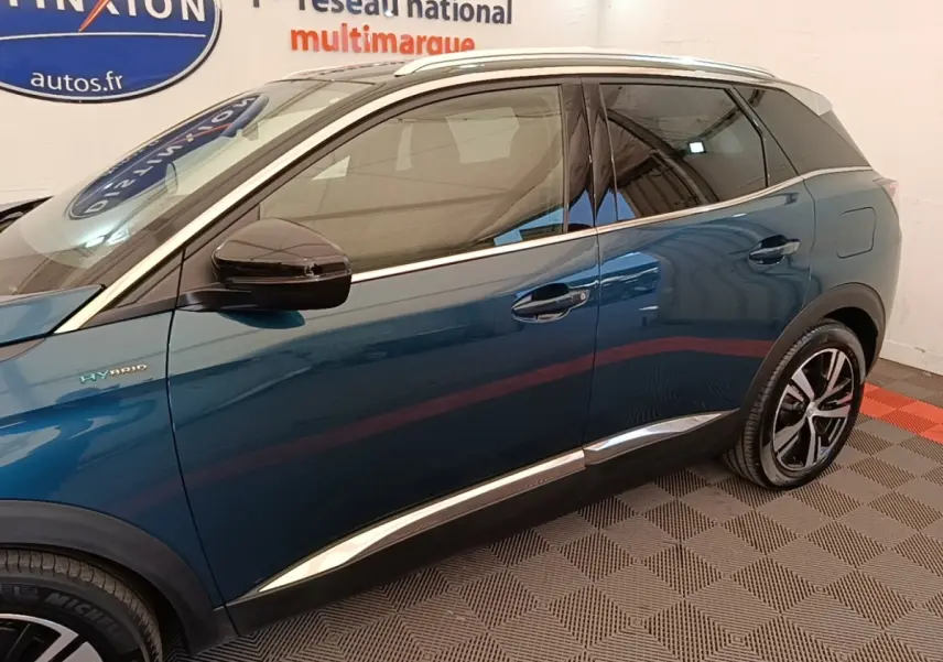 Vue latérale droite du Peugeot 3008 hybride rechargeable bleu avec jantes alliage et détails chromés sur les bas de portes.