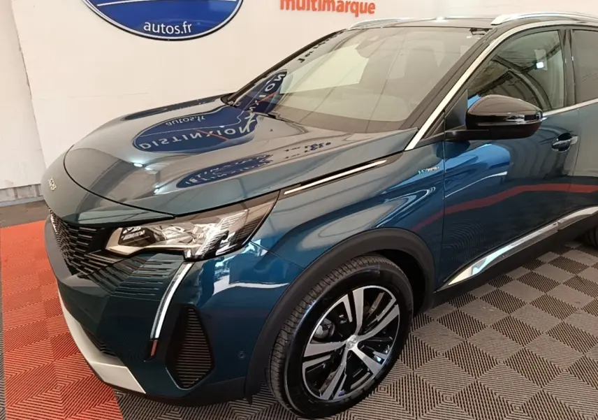 Vue 3/4 avant droit du Peugeot 3008 bleu hybride rechargeable avec phares LED et jantes alliage bicolores.