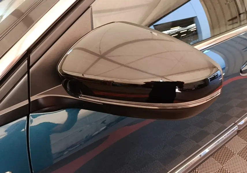 Rétroviseur droit noir brillant du Peugeot 3008 bleu hybride rechargeable, vue rapprochée côté conducteur.
