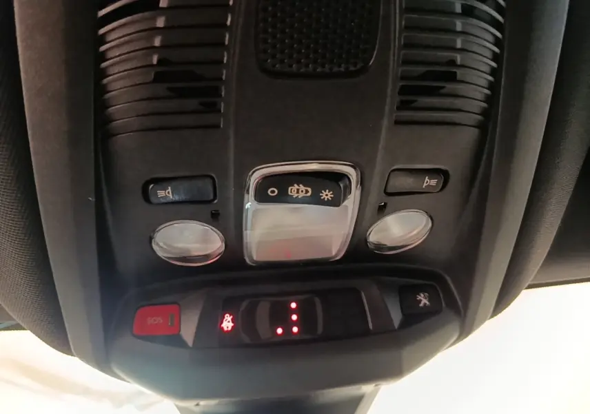 Vue en gros plan du plafonnier intérieur du Peugeot 3008 bleu hybride rechargeable, avec boutons SOS et éclairage.