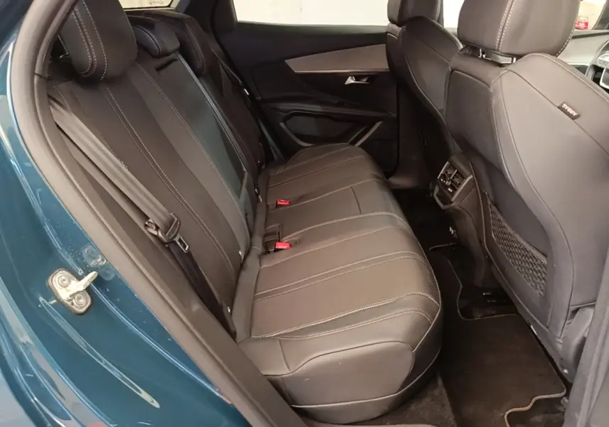 Vue intérieure côté gauche sur la banquette arrière en cuir noir du Peugeot 3008 bleu hybride rechargeable 2022.