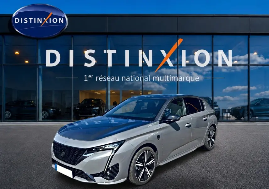 Peugeot 308 gris 3/4 avant droit avec toit noir et jantes alliage devant concession Distinxion.