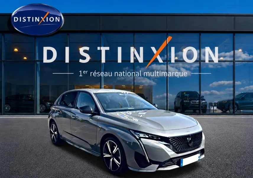 Peugeot 308 1.2 hybrid 145 GT gris vue 3/4 avant, avec jantes alliage et calandre noire distinctive.