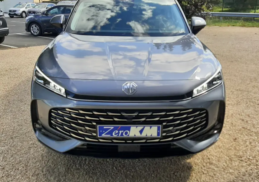 Vue avant d'un MG Motor EHS 1.5 Hybrid+ 224ch Luxury en Camden Grey avec calandre large et phares LED fins.