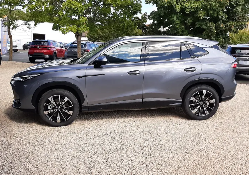 Vue latérale droite du SUV MG EHS 1.5 Hybrid+ 224ch Luxury en gris Camden, avec jantes alliage bicolores et vitres teintées.