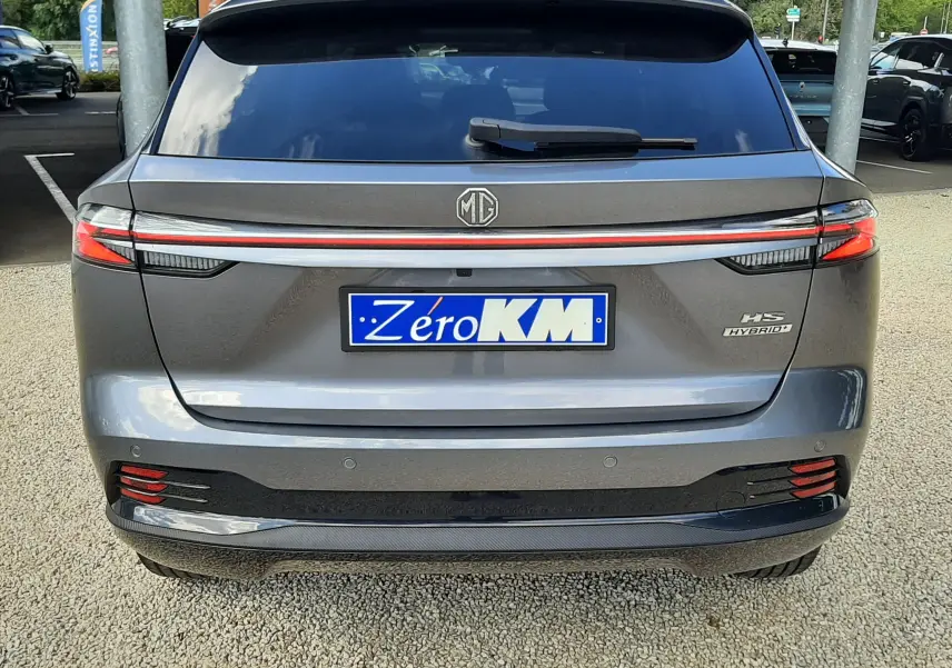 Vue arrière d'un MG MOTOR EHS Camden Grey 2026 hybride avec feux LED fins et logo MG centré sur le hayon.