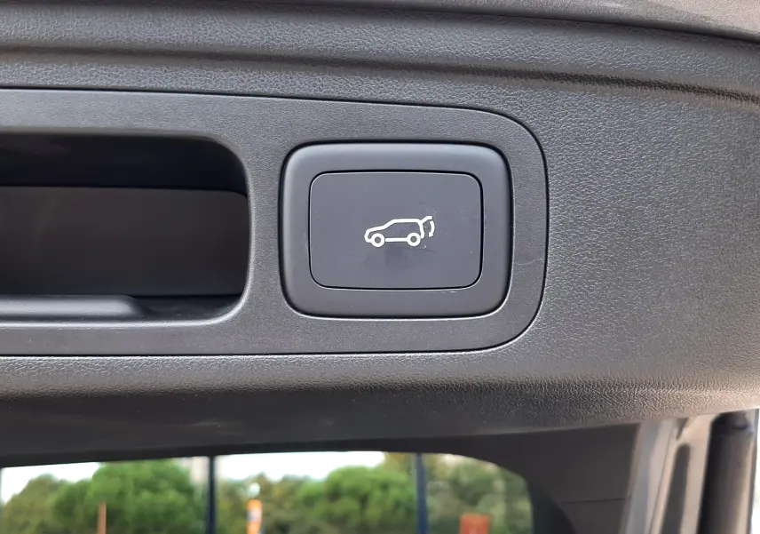 Bouton d'ouverture électrique du hayon sur le bord intérieur du coffre d'un MG MOTOR EHS Camden Grey.