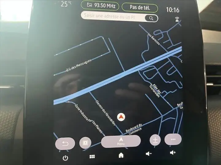 Écran tactile du système de navigation de la Renault Clio V affichant une carte routière en mode jour.