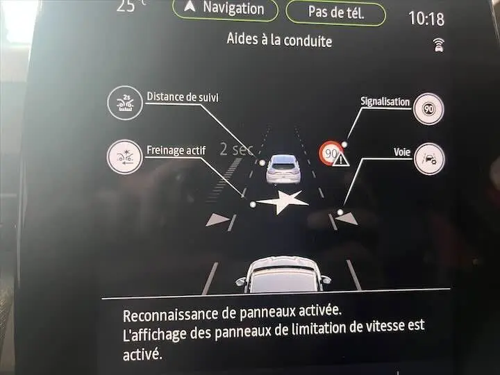 Affichage numérique de l'aide à la conduite sur Renault Clio V rouge flamme, vue de face sur l'écran central