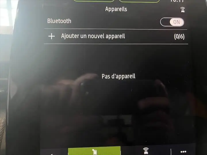Écran tactile intérieur de la Renault Clio V rouge flamme, affichant le menu Bluetooth sans appareil connecté.