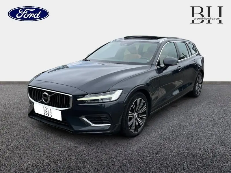 Volvo V60 T8 gris Savile métallisé vue 3/4 avant droit avec jantes alliage et toit ouvrant panoramique.