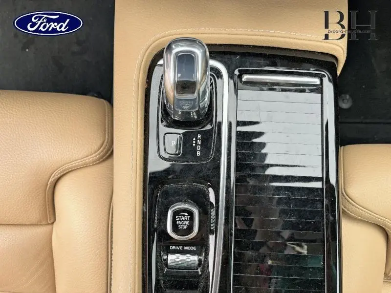 Gros plan sur la console centrale en cuir brun avec levier de vitesse et bouton start du Volvo V60 T8 gris Savile.