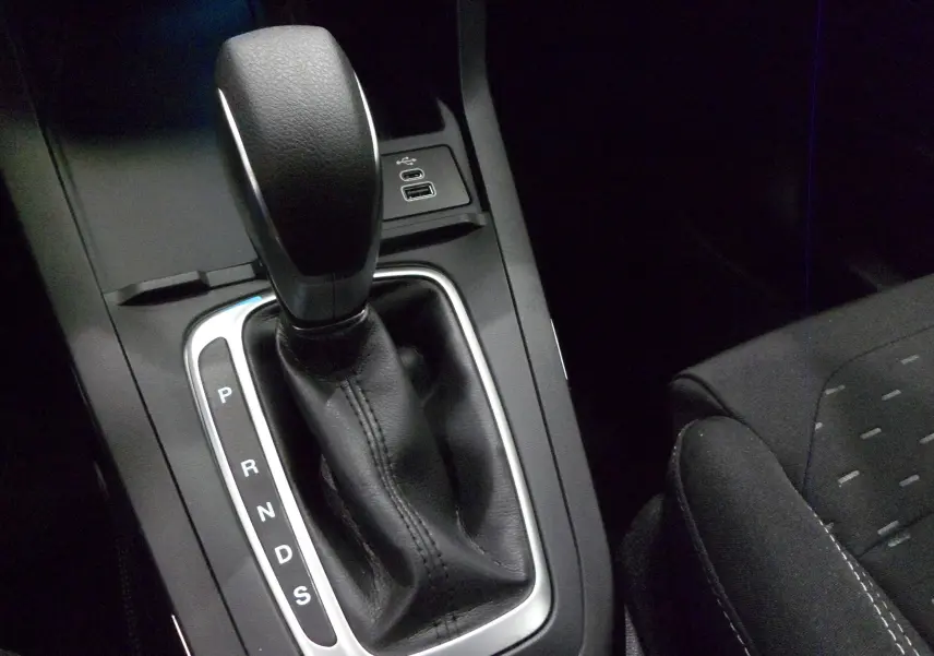 Le levier de vitesses automatique en cuir noir du Ford Puma 2025, avec indication PRNDS et ports USB visibles.
