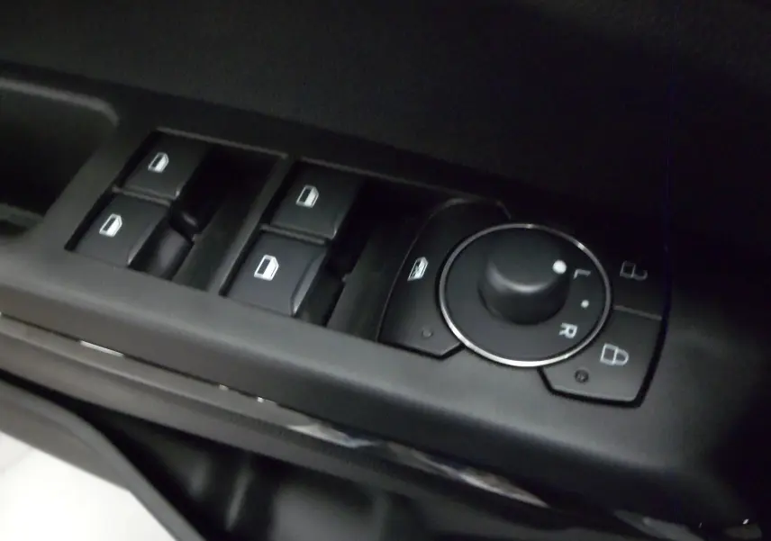 Commandes des vitres et réglage des rétroviseurs côté gauche dans le Ford Puma 2025 finition Titanium gris Cactus.