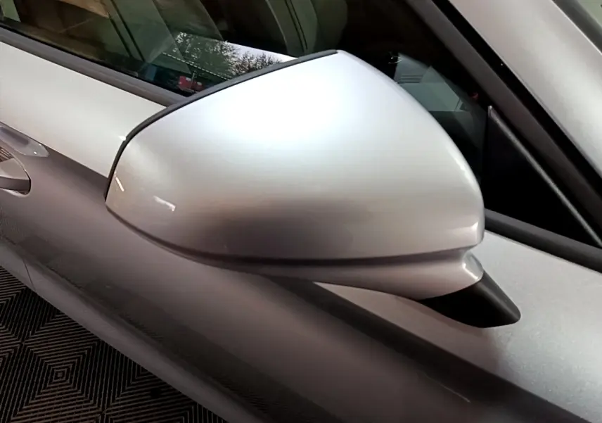 Gros plan sur le rétroviseur côté conducteur gris clair de la SEAT LEON 1.0 TSI 110 S&S Business 2023.