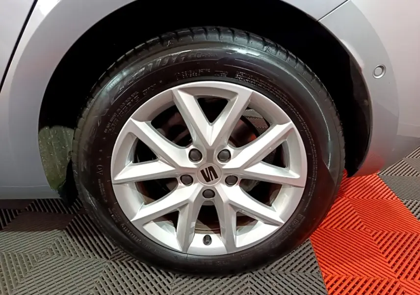 Gros plan sur la roue avant droite gris clair de la SEAT LEON 2023 avec jante alliage à 5 doubles branches