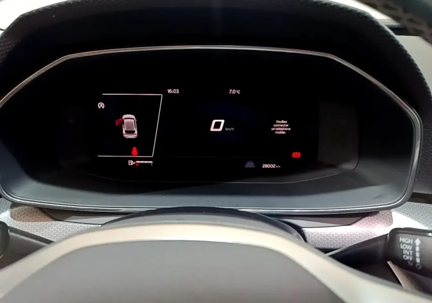 Tableau de bord numérique de la SEAT LEON 2023, affichage multifonctions avec vitesse à zéro km/h, vue frontale rapprochée.