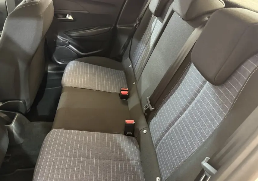 Vue intérieure côté droit sur la banquette arrière grise à motifs rayés de la Peugeot 208 PureTech 75 S&S Like 2020.