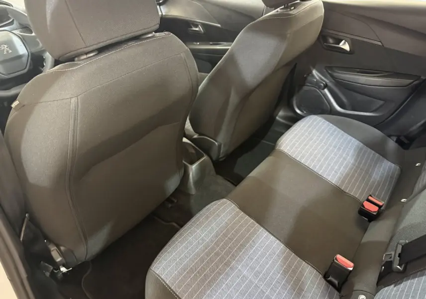 Vue arrière intérieure montrant la banquette arrière bicolore grise et noire de la Peugeot 208 PureTech 75 S&S Like 2020.