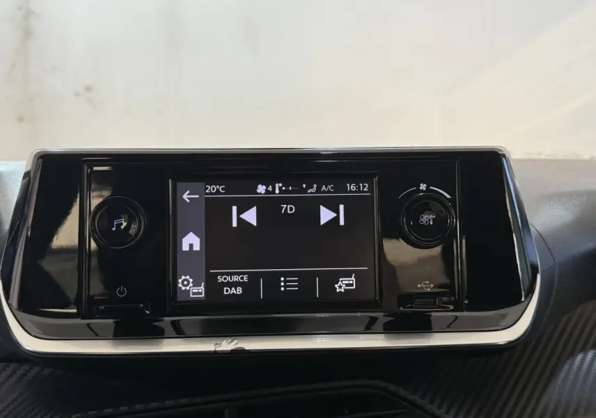 Écran tactile central de la Peugeot 208 PureTech 75 S&S Like 2020 avec commandes audio et climatisation visibles.