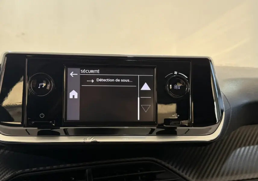 Écran tactile central de la Peugeot 208 PureTech 75 S&S Like affichant le menu sécurité, intérieur noir brillant.