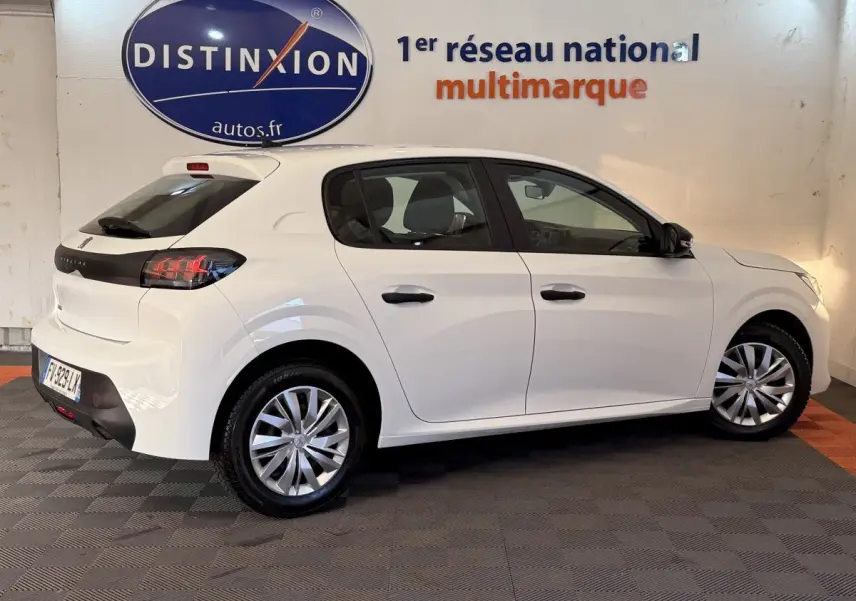 Vue de profil droit d'une Peugeot 208 PureTech 75 S&S Like blanche, avec jantes alliage et feux arrière distinctifs.