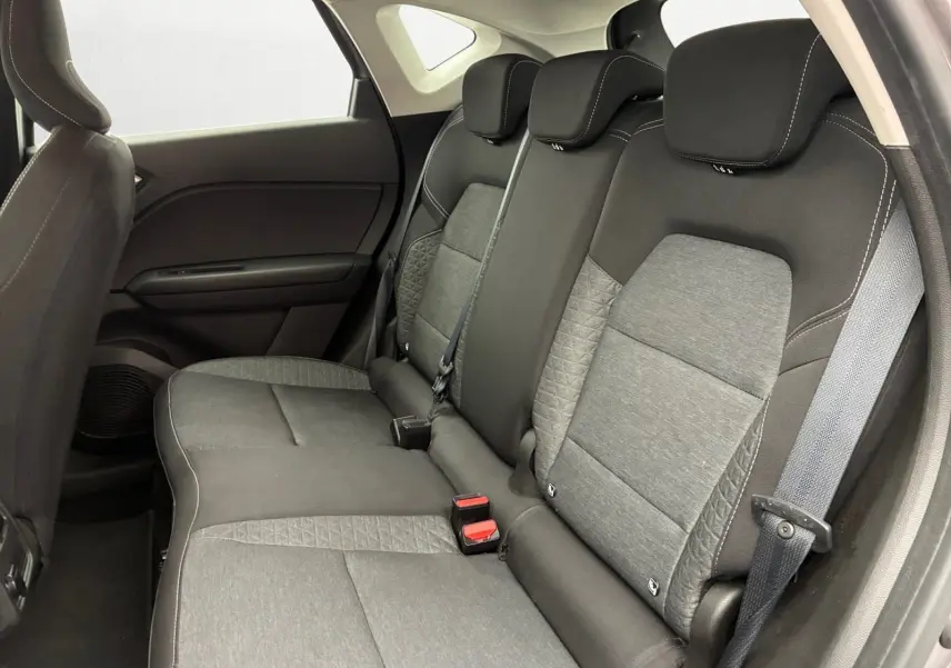 Vue intérieure côté droit sur la banquette arrière gris foncé et clair du Renault Captur TCE 140 EDC 21 Business.