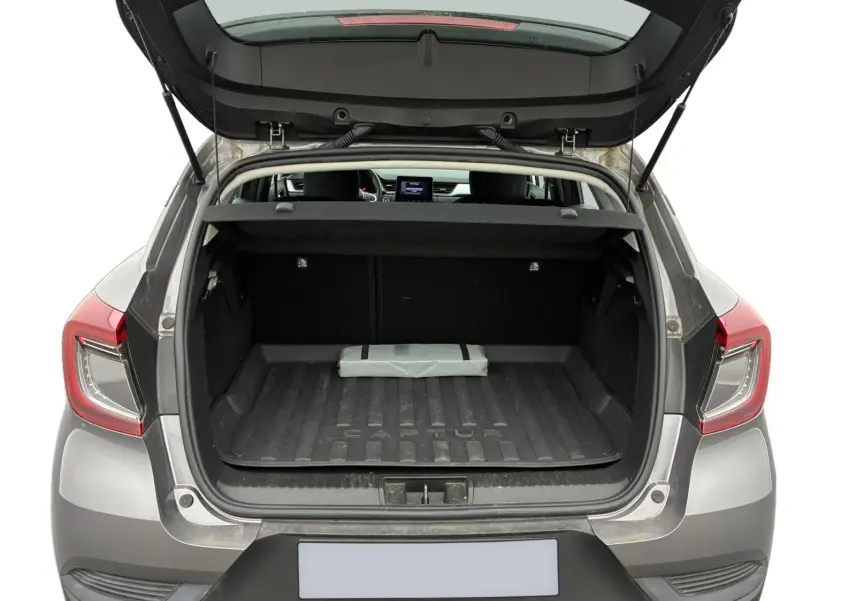 Vue arrière du coffre ouvert d'un Renault Captur gris Cassiopée avec toit noir, montrant le tapis de coffre et l'habitacle.