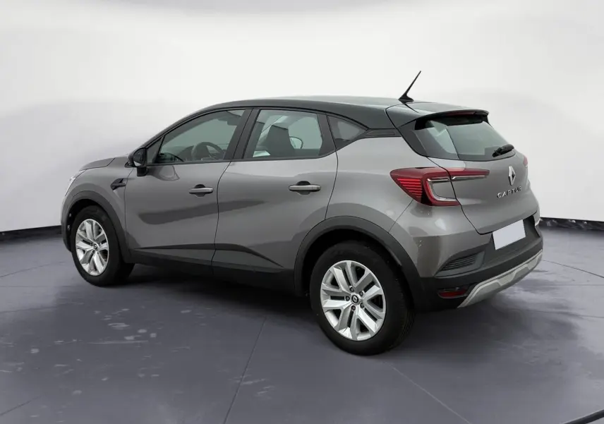Vue 3/4 arrière droit du Renault Captur gris Cassiopée avec toit noir et roues 17 pouces, en studio.