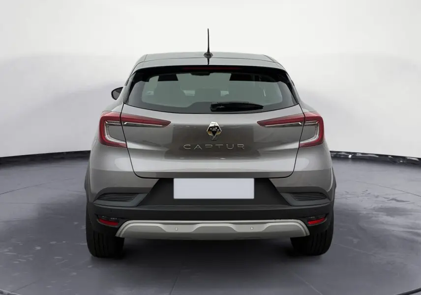Vue arrière d’un Renault Captur gris Cassiopée avec toit noir, feux LED en forme de C et pare-chocs noir avec insert argenté.