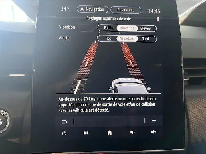 Écran tactile intérieur de la Renault Clio V blanc nacré montrant les réglages du maintien de voie avec alertes et navigation.