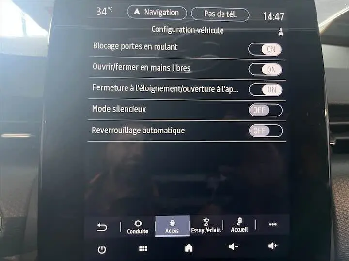 Écran tactile intérieur de la Renault Clio V blanc nacré affichant les réglages d'accès et sécurité du véhicule.