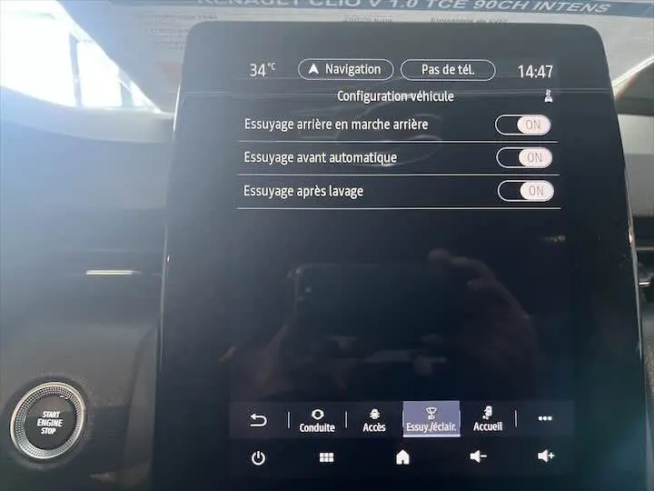 Écran tactile central de la Renault Clio V blanc nacré montrant les réglages d'essuyage automatique et arrière