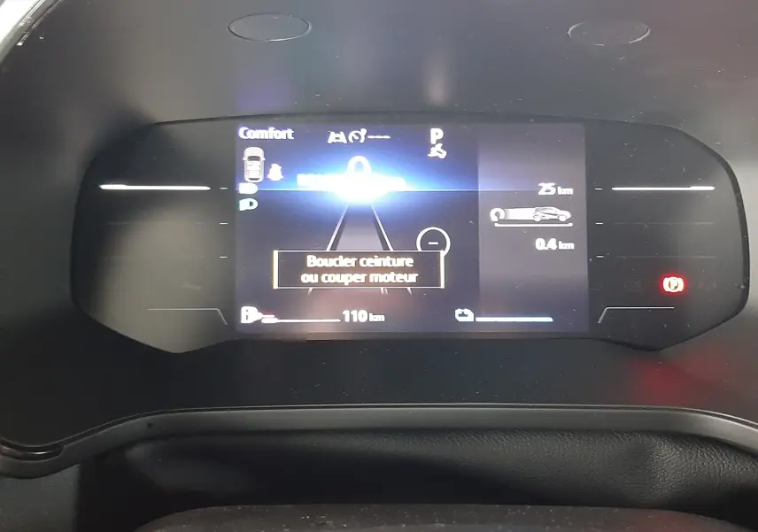 Tableau de bord numérique du Renault Captur E-Tech Hybrid 2024 affichant un message de sécurité ceinture.