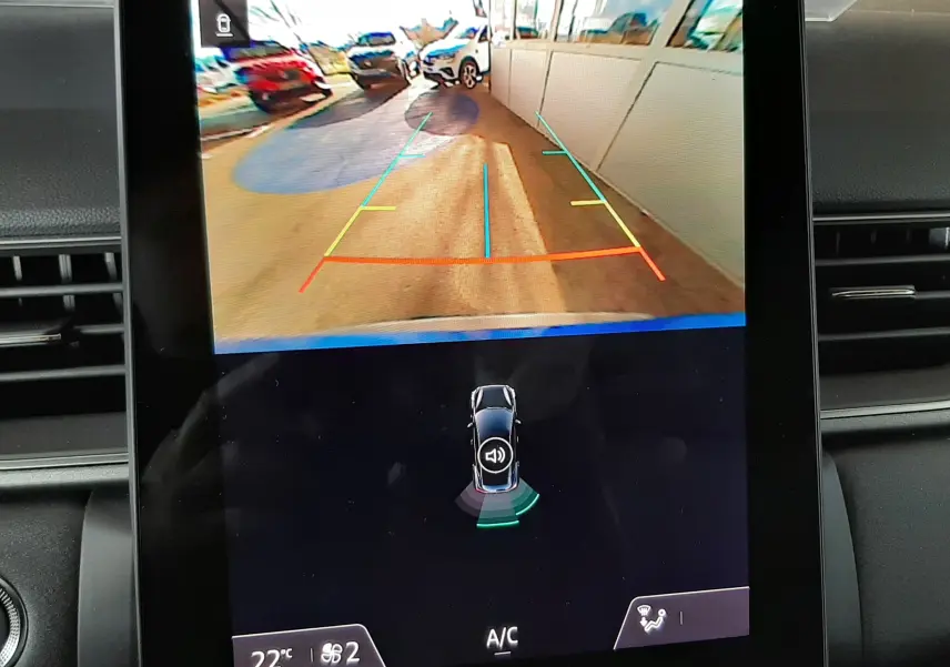 Écran central du Renault Captur E-Tech Hybrid 2024 montrant la caméra de recul avec guidage coloré et affichage de la climatisation.