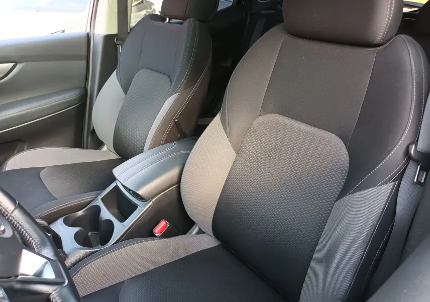 Gros plan sur les sièges avant noirs et gris du Nissan Qashqai blanc nacré, version N-Connecta 2019, intérieur tissu.