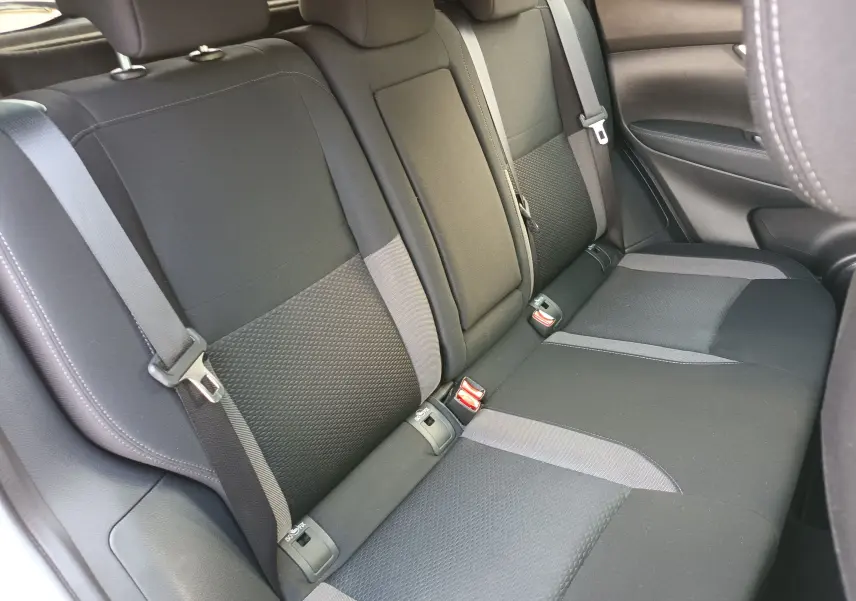 Banquette arrière en tissu noir et gris du Nissan Qashqai DIG-T 160 N-Connecta 2019 vue côté droit.