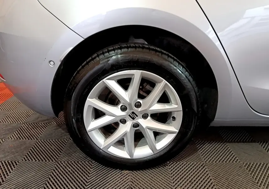 Gros plan sur la roue arrière droite gris foncé d'une SEAT LEON 2023 avec jante alliage et logo central visible.