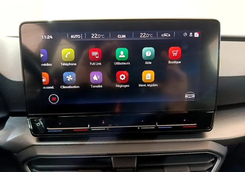 Écran tactile central affichant les options multimédias dans l'habitacle d'une SEAT Leon 2023.